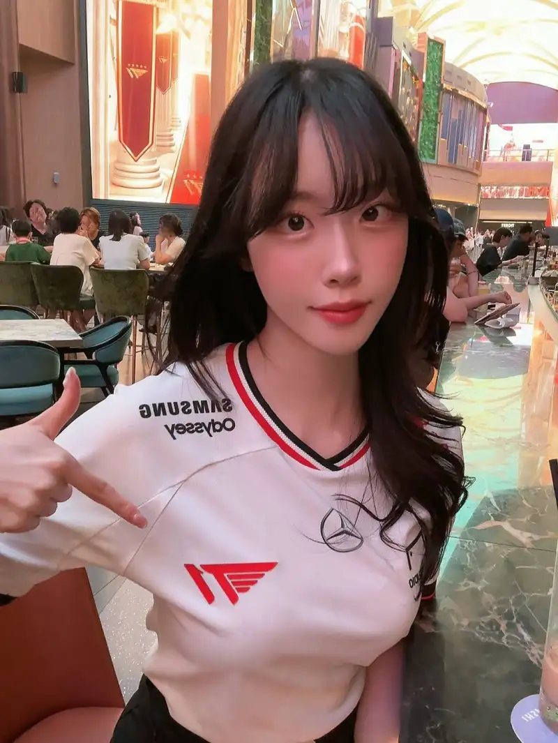 开云APp-T1官宣Keria续约三年，今天看下T1韩网女粉